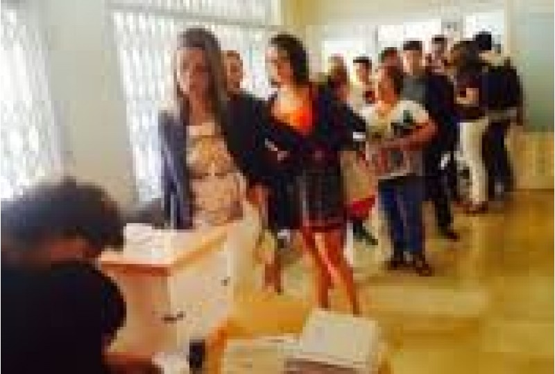 Dia de les votacions per la jornada continuada a Santa Ana