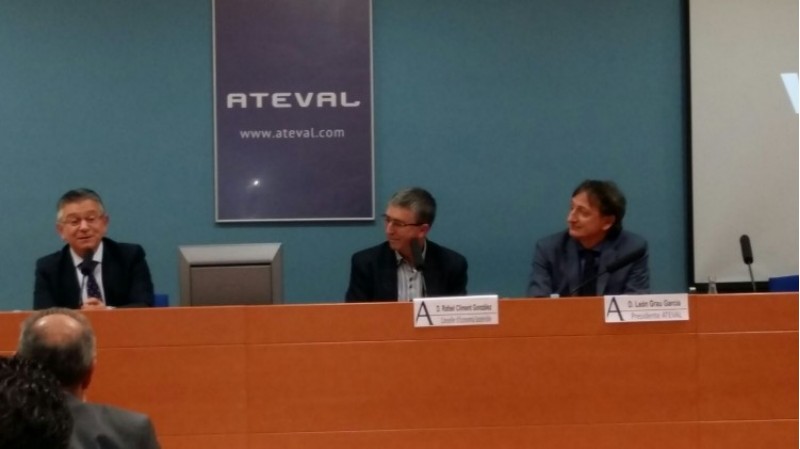 León Grau en el moment del nomenament, amb el conseller d'economia. 