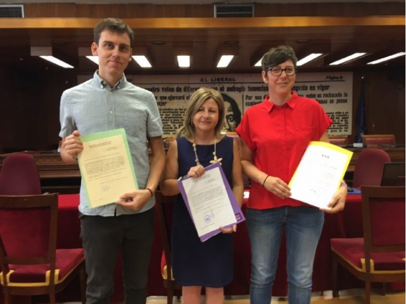 Vicenta Jiménez, en el centre, amb els altres dos senadors de POdem, Ferran Martínez i Pilar Lima/Podem