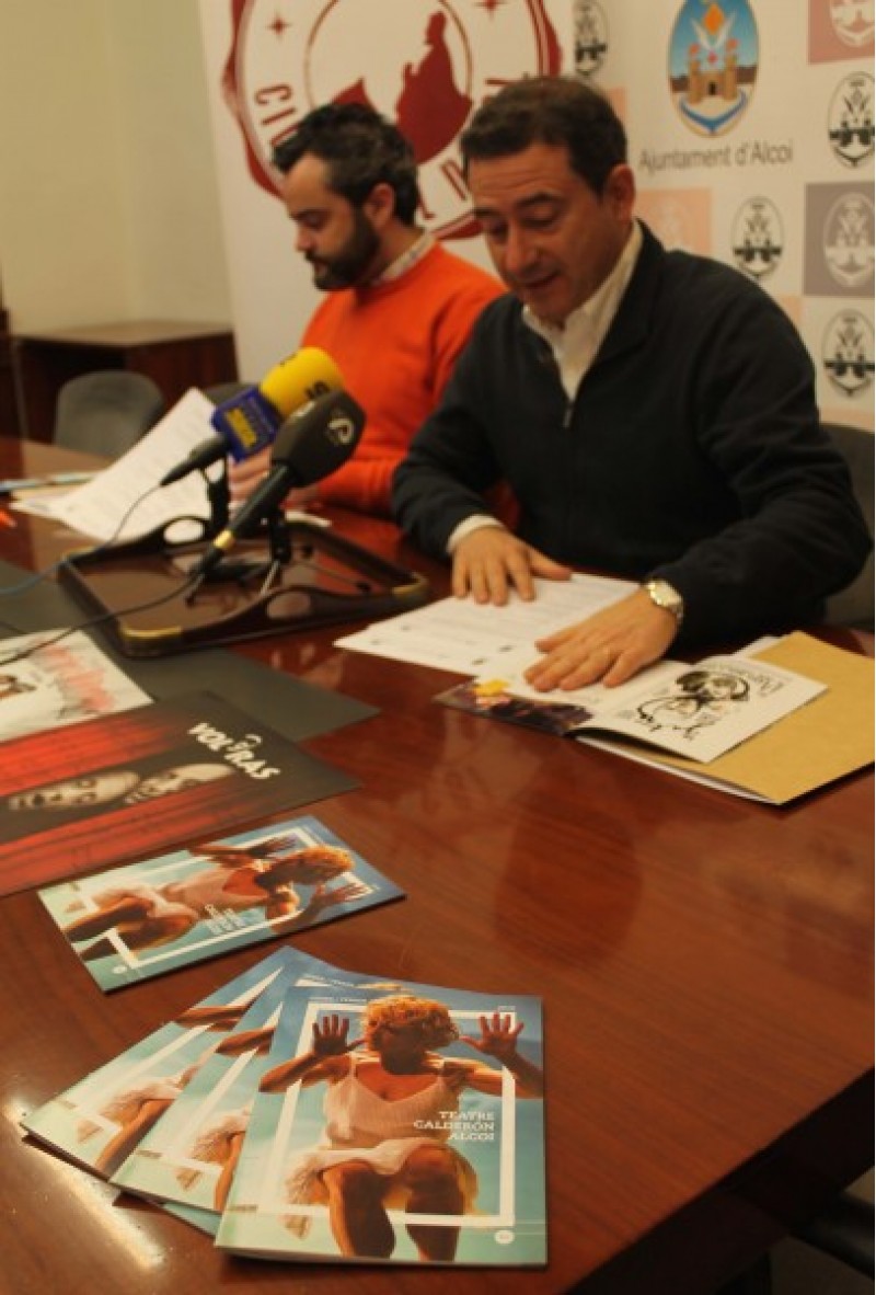 El regidor Raül Llopis i Miquel Santamaria han presentat les principals activitats./ LV
