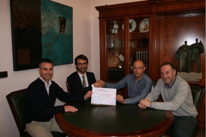 Moment de l'entrega del bonus / Ajuntament Cocentaina