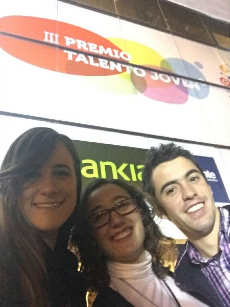 La periodista alcoiana Mireia Pascual, junt a una amiga i la seua parella, en el lliurament dels premis al talent de Bànkia/MP