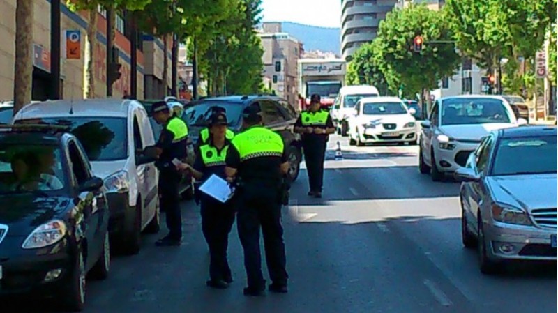Imatge d'arxiu de la policia local d'Alcoi en un control d'alcoholemia