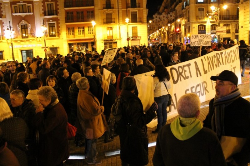 L'Ajuntament d'Alcoi ha tornat a presenciar una nova protesta contra les lleis del Govern central./ LV