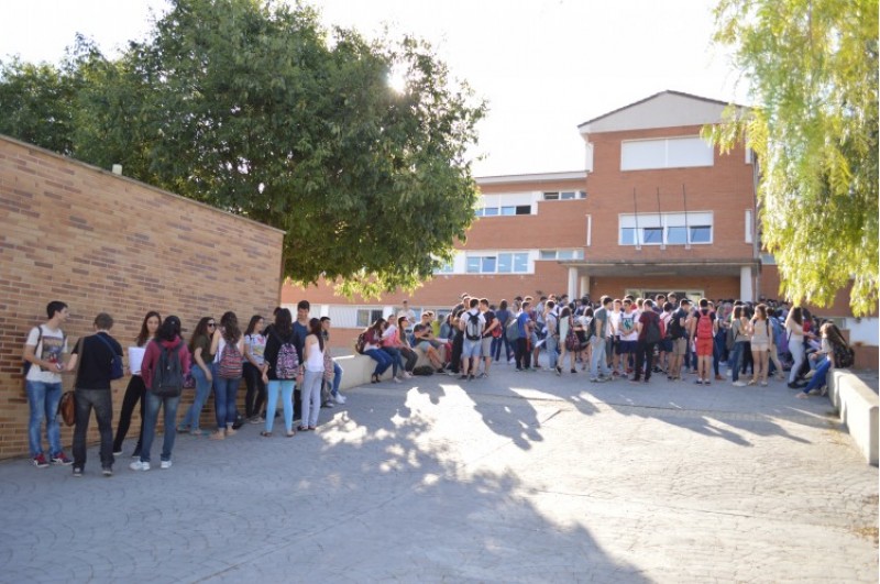 Un grup d'alumnes a punt de fer les proves de selectivitat en l'institut Cotes Baixes