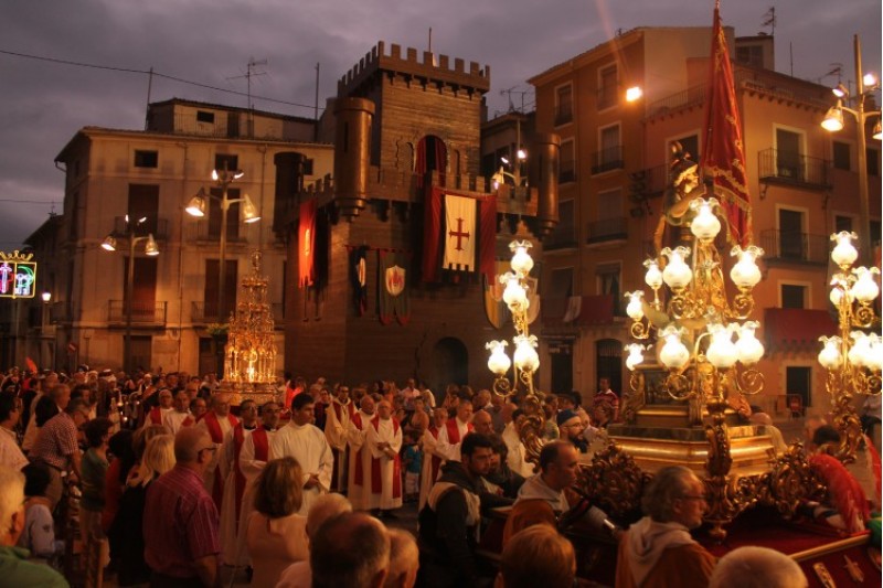 Centenars de festers, amb les autoritats civils i eclesiàstiques, van acompanyar la imatge i la relíquia del sant./ LV