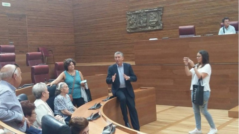 El conseller Rafa Climent rep a AFA Alzheimer Muro a les Corts