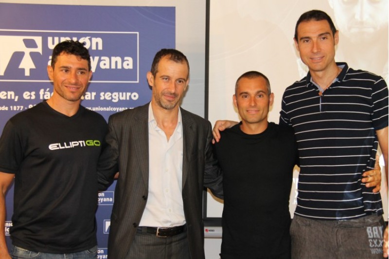 García acompanyat pel representant d'Unión Alcoyana, d'Elliptigo i Jordi Reig. / SG