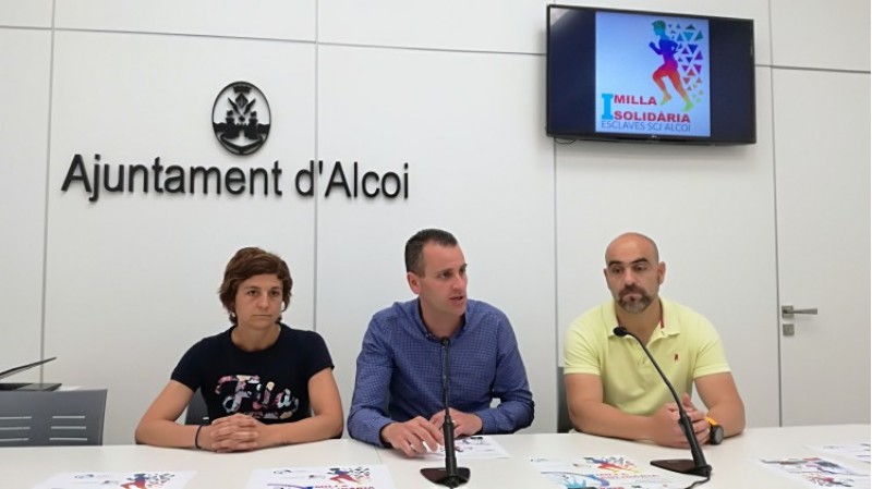 Lorena Padilla i Pablo Verdu presenten la Milla Solidària amb el regidor d'esports i educació Alberto Belda