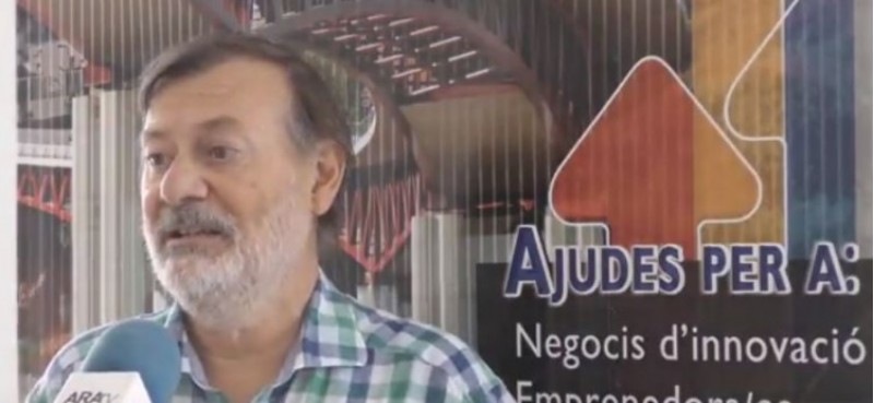 Manolo Gomicia explicant les ajudes a ARAMULTIMÈDIA