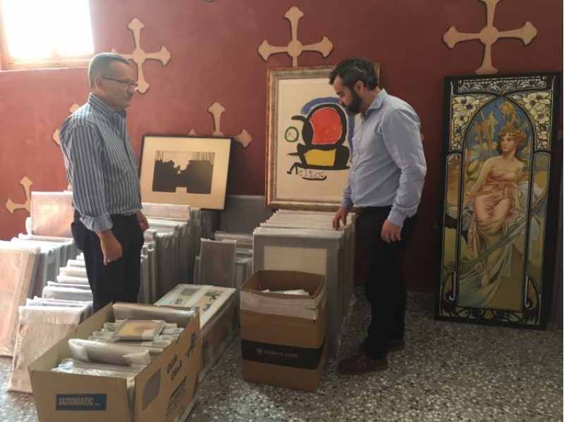 L'escriptora alcoiana, Isabel -Clara Simó fa una donació per enriquir el patrimoni bibliogràfic i cultural de la ciutat /Ajuntament d'Alcoi