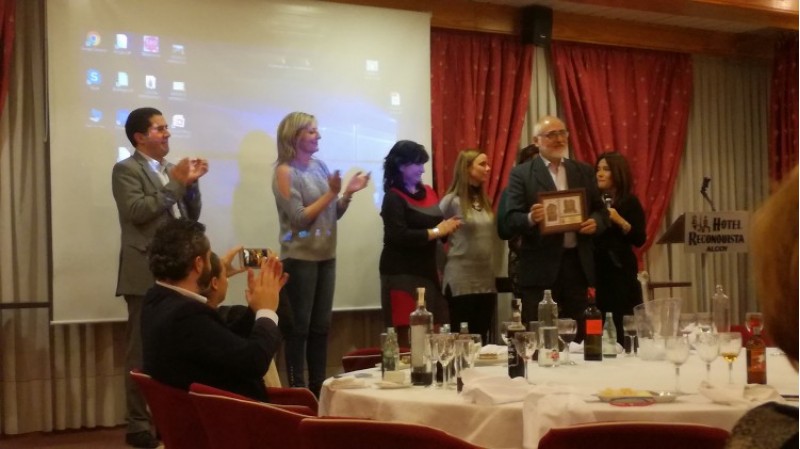 Un representat de cada partit politiic ha lliurat el reconeiximent a les enitats alcoianes