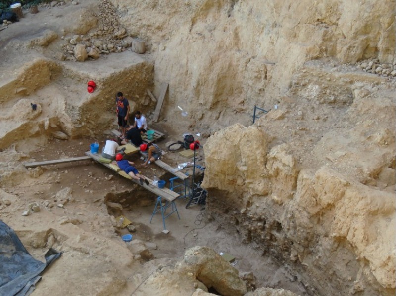 Integrants del grup d’investigació treballant al jaciment arqueològic el Salt/UV