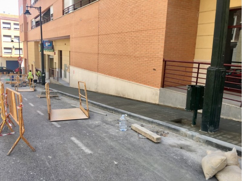 Les voreres del carrer Casimiro Barello Morello d’Alcoi estan en reparació / Comunicació Alcoi
