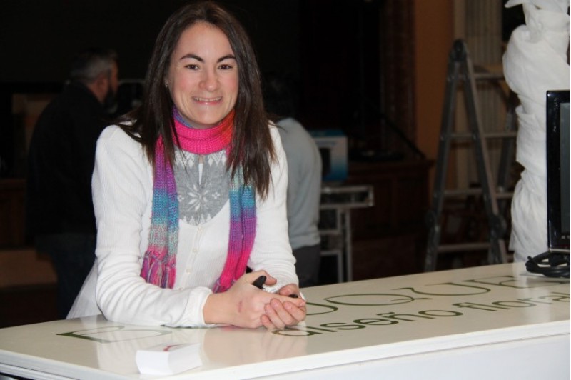Lucía Oriola, de Bouquet Floristes, en el seu stand de BodAlcoi en en Saló Rotonda del Cercle Industrial. / SG