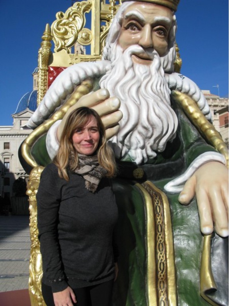 Maria Llopis, amb el Rei gegant de la 'bandeja' / NL