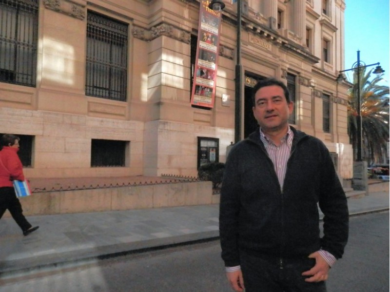 Miquel Santamaria, a les portes del Centre Cultural d'Alcoi./ AM