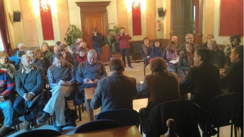 Reunió en el saló de plens d'Alcoi amb representants dels centres educatius/AM