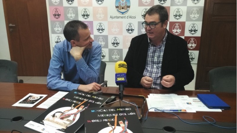 El regidor d'educació ALberto belda amb Jesús martínez, professor de l'IE·S Andreu Sempere i organitzador de les activitats/AM