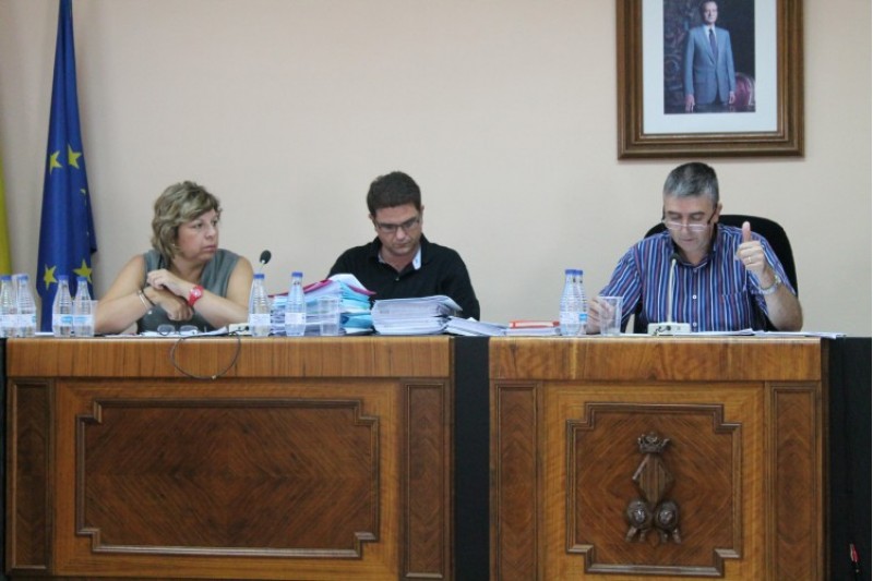 Rafa Climent i Elisa Genís amb el Secretari de l'Ajuntament de Muro./ LV