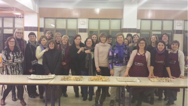 Fotografia de grup del taller de dolços tradicionals./ AM