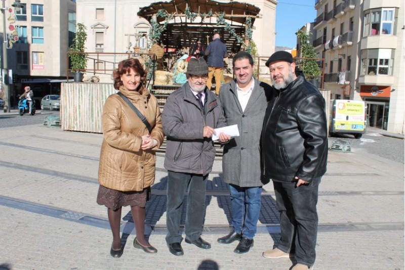 Representants de Danses El Carrascal lliuren la donació a Càritas