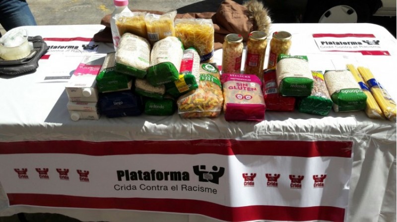 Una de les parades d'arreplegada de menjar de la Plataforma Crida COntra el Racisme
