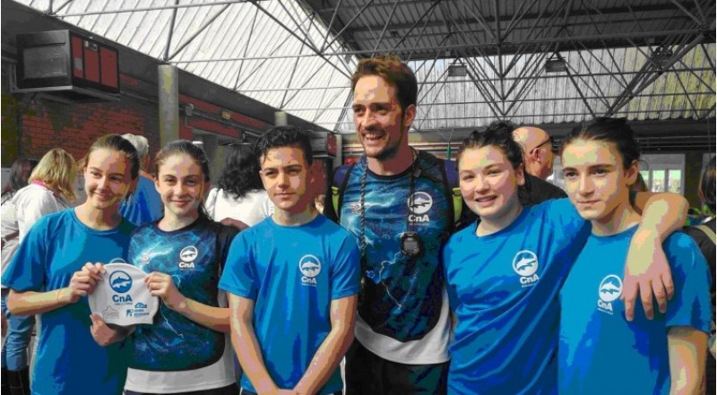 Entrenador i participants de la natació alcoiana /AM