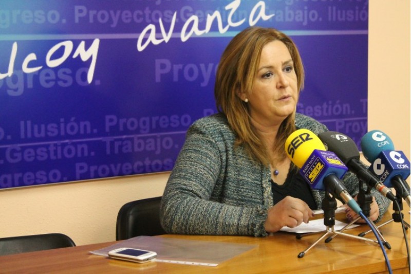 Carmina Nácher presenta el seu equip per presidir el PP d'Alcoi./ LV