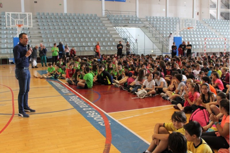 Nombrosos escolars de primària gaudeixen dels primers Jocs Olímpics de l’Escola Esportiva d’Iniciació / Comunicació Alcoi