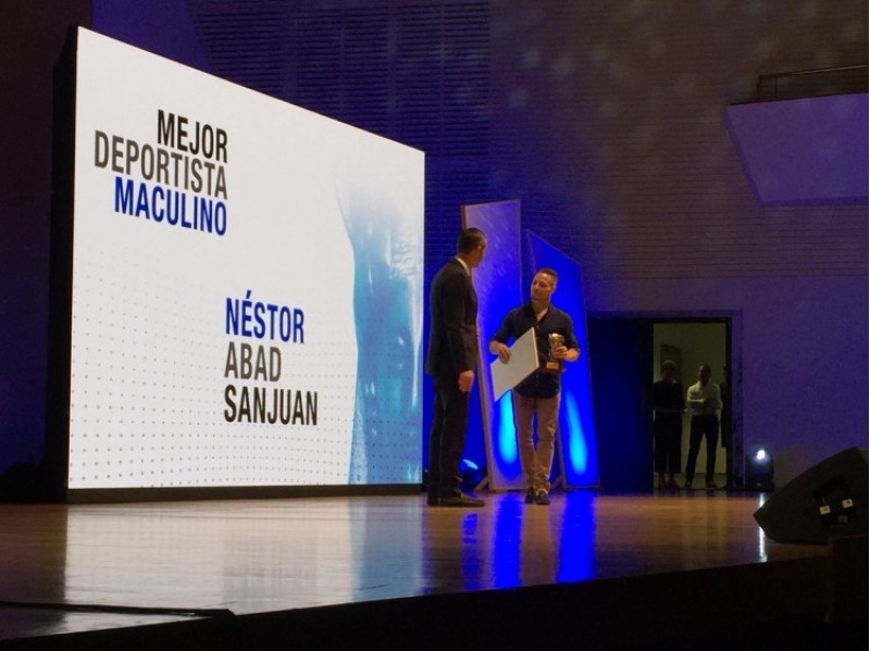 Néstor Abad rep el guardó / Diputació d'Alacant