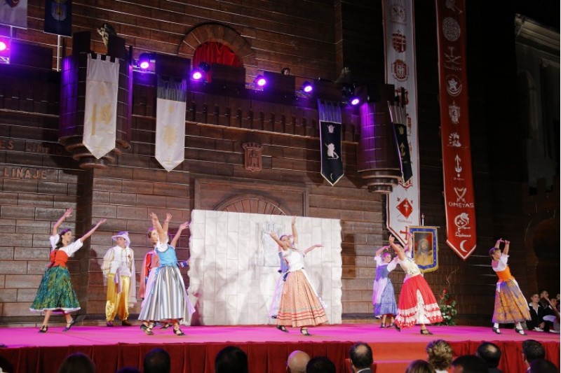 Un espectacle de teatre i dansa abans de la presentació de càrrecs fa una recreació històrica del paper d’Ontinyent durant el trienni lliberal./ AM