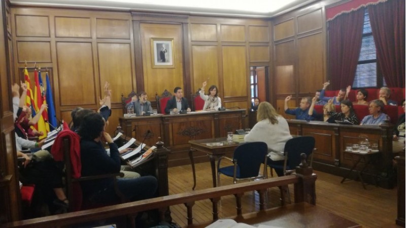 El moment de la votació de la nova proposta d'acord. A favor PP, Ciutadans i PSOE. En contra, Compromís i Guanyar