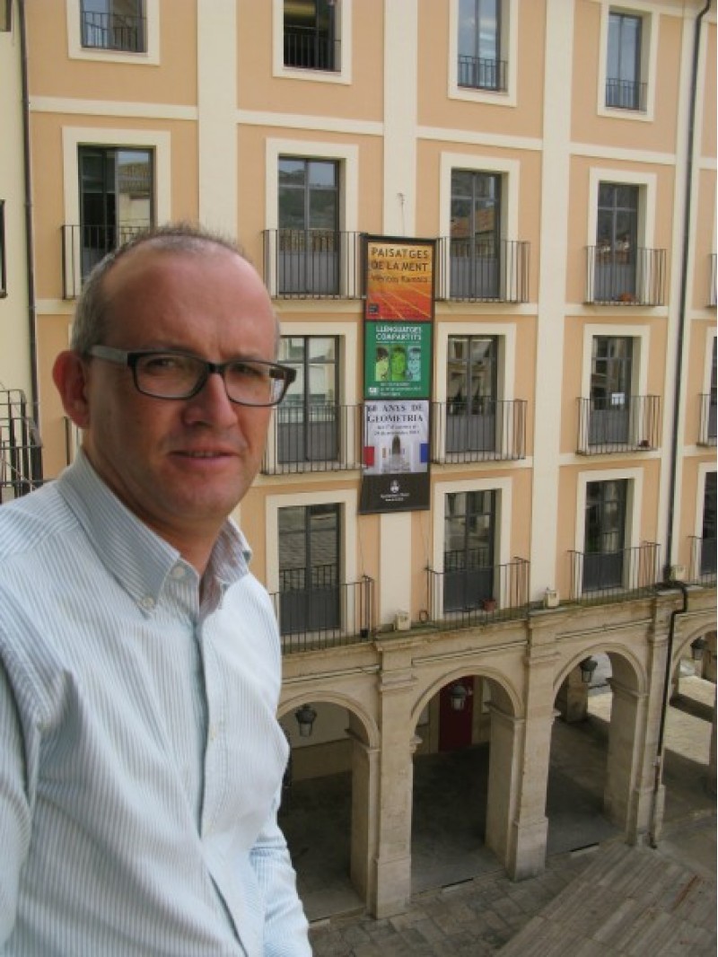 Paco Agulló posant per a ARAMULTIMÈDIA /AM