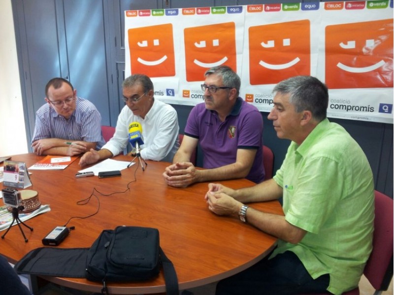 Els alcaldes de Muro i Agres, així com el portaveu de Compromís a Alcoi van acompanyar a Panella en la roda de premsa./ AM