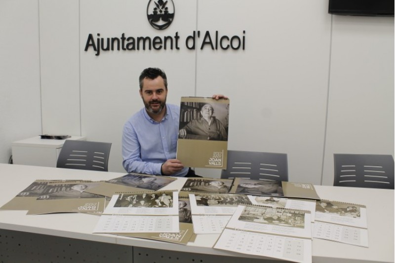 El regidor de cultura Raül Llopis mostra els nous calendaris de Joan Valls