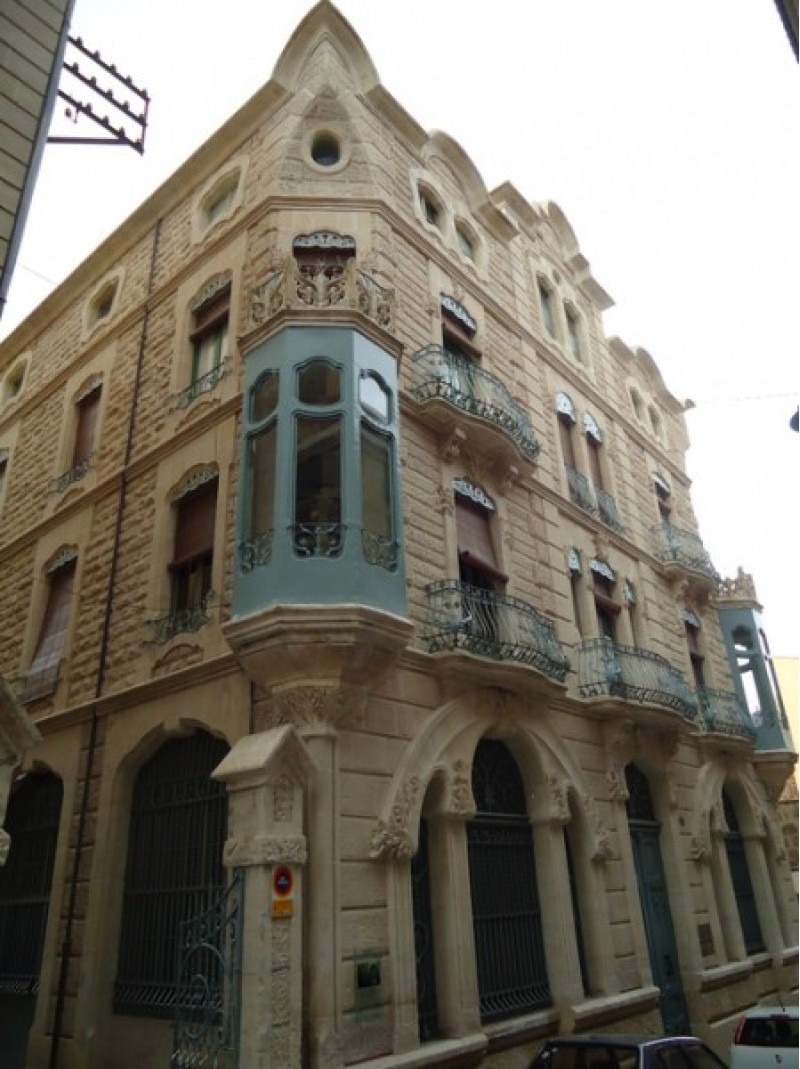 L'edifici modernista que alberga el conservatori de música