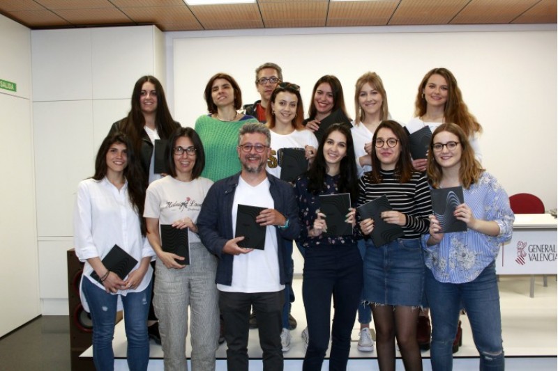 Foto de família amb els coordinadors i alguns dels alumnes responsables de la revista 'Signes'/EG