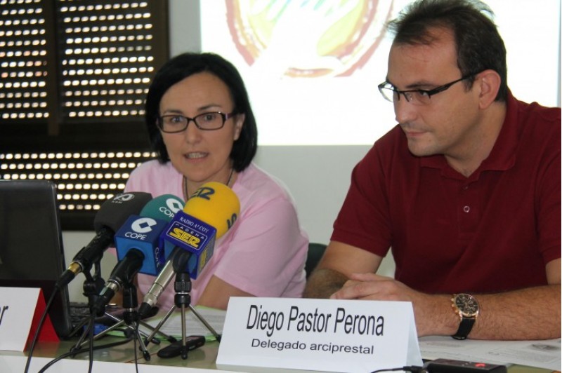 Mª José Jover, coordinadora de la Rectoria 6 i Diego Pastor Perona, delegat arciprestal a la presentació de la Memòria. / SG