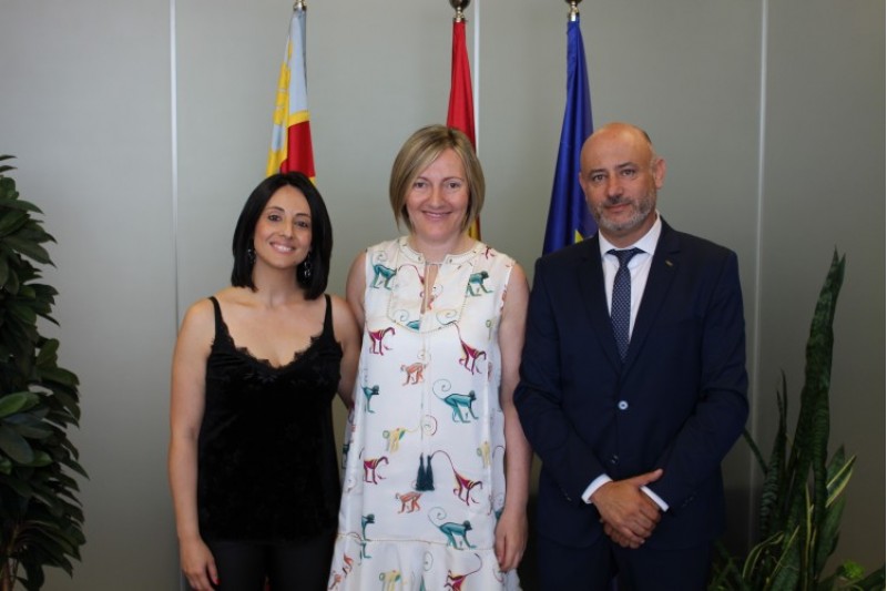 La consellera María José Salvador, amb l'anterior directora general Rebeca Torró, i el nou director general Rafa Briet