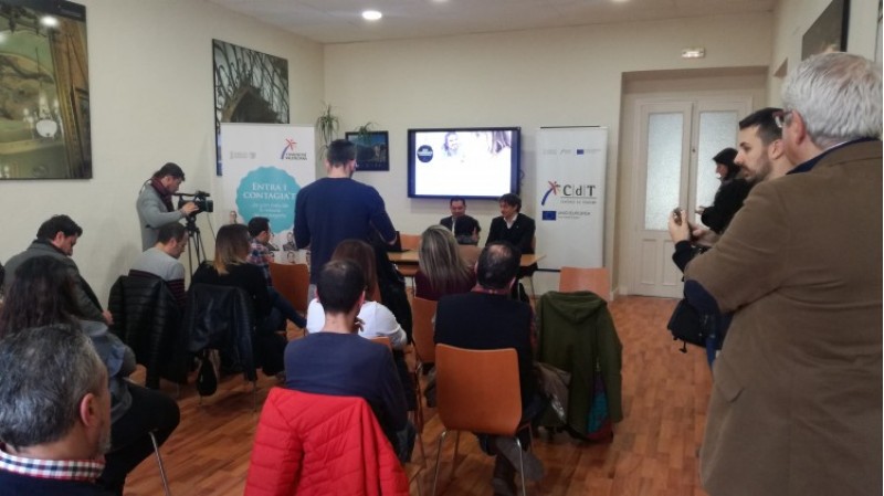 Un moment de la inauguració de l'aula CDT a l'oficina de turisme d'Alcoi