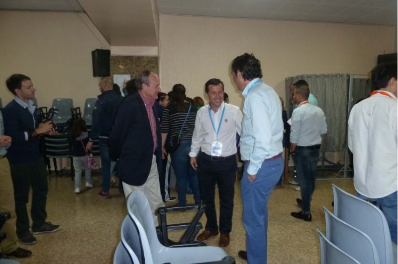 Rafa Miró i Fernando Pastor saluden als votants/AM