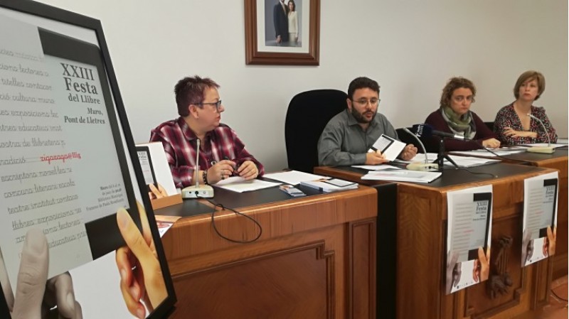D'esquerra a dreta: Carmina Prats (tècnica Biblioteca), Sergi Silvestre (regidor de turisme), Jacqueline Cerdá (alcaldessa de Muro) i Mari Carmen Vilaplana (de l'IES Serra Mariola)