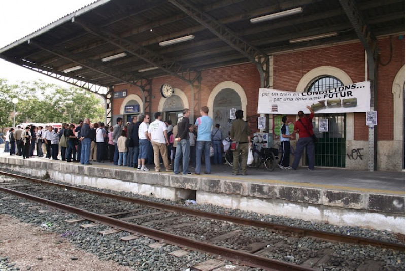 Imatge d'una de les concentracions celebrades per 'Salvem el tren' a l'estació d'Alcoi./ AM
