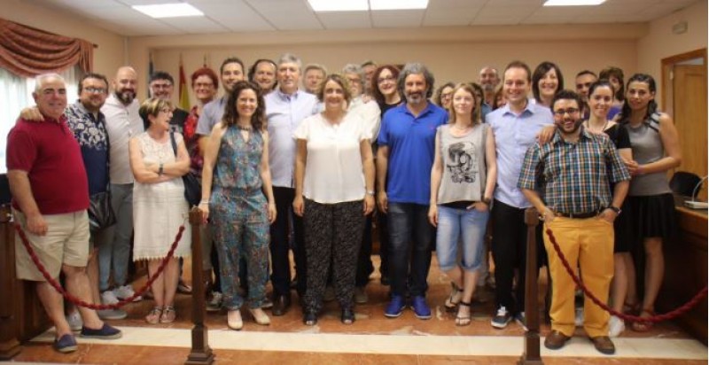 Jacqueline Cerdà junt a regidors i membres de Compromís després de ser alcaldessa / AM