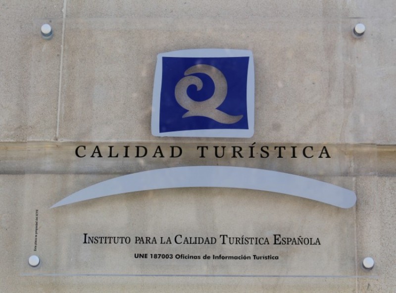 Renovació de la ‘Q’ de qualitat turística en la Tourist Info d’Alcoi / Ajunt. Alcoi