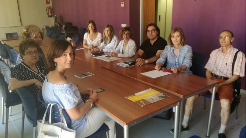 Metges, veïns, la regidora de sanitat Aroa Mira, i la gerent del Departament de Salut Roser Falip, es reuneixen per a trobar una solució definitiva al consultori de la Zona Alta