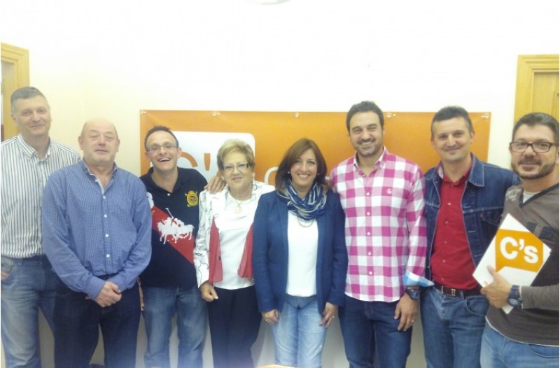 El subdelegat comarcal Mario Santacreu amb la nova executiva de Ciutadans
