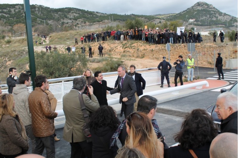 Protestes a un dels ponts amb els regidors /AM