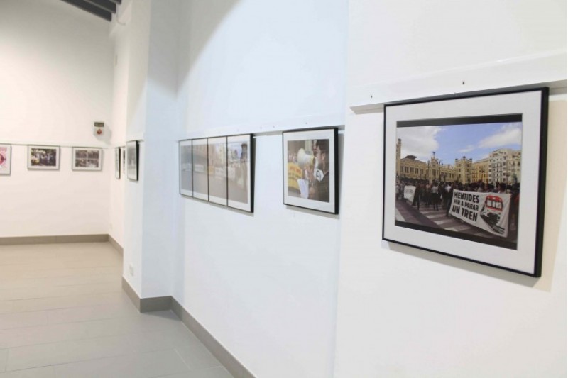 Una mostra fotogràfica ubicada a l'espai Àgora d'Alcoi./ LV
